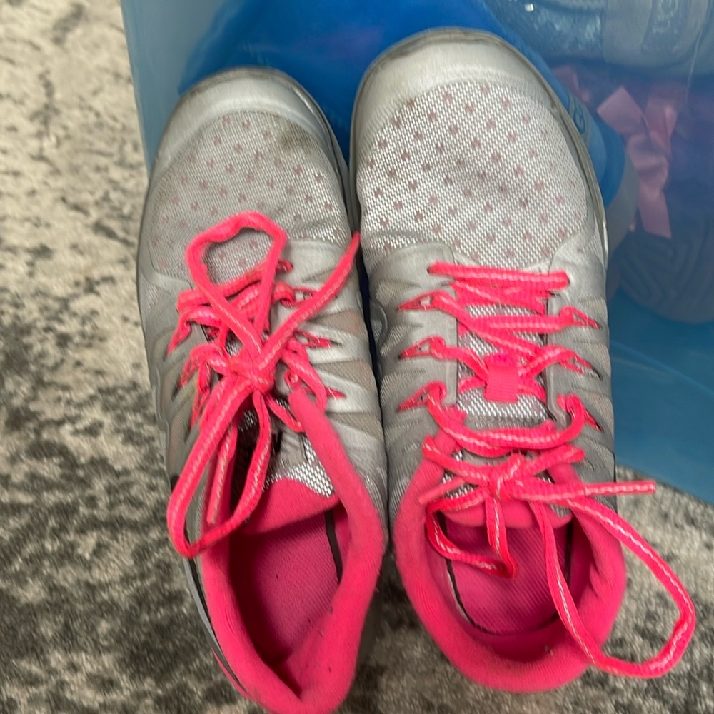 Nike tennis shoe girls size 3.5 silver and pink